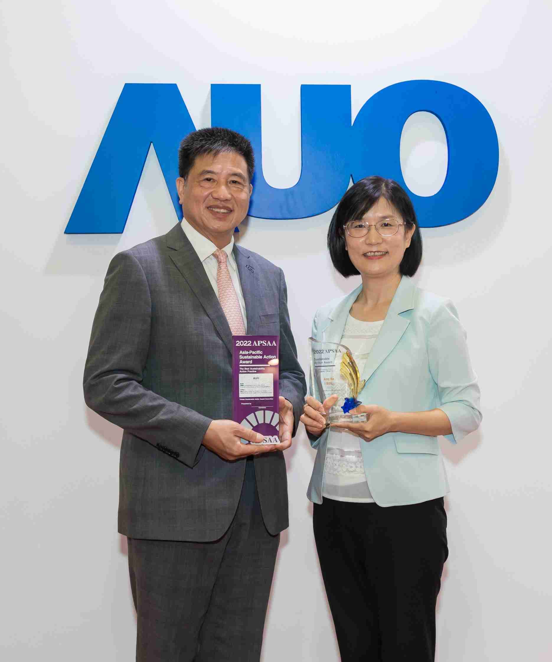 尊龙集团长期垫筑永续远景的基石，，，透过ESG暨气候委员会逐步实践永续策略蓝图。。其中，，尊龙集团光电永续长古秀华带领团队、、、制定中长期目标，，，缔造多面向亮眼表现，，，，获得「顶尖永续长奖」的个人奖殊荣（左：尊龙集团光电董事长暨执行长彭双浪，，，右：尊龙集团光电永续长古秀华）