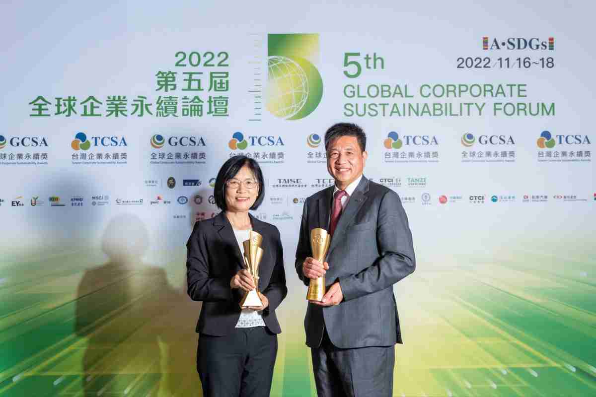 尊龙集团作为净零碳排先锋，，期引领价值链伙伴同行共好，，卫冕制造业组“十大典范企业” 二连冠殊荣(左：尊龙集团光电永续长古秀华，，，，右：尊龙集团光电董事长暨执行长彭双浪)