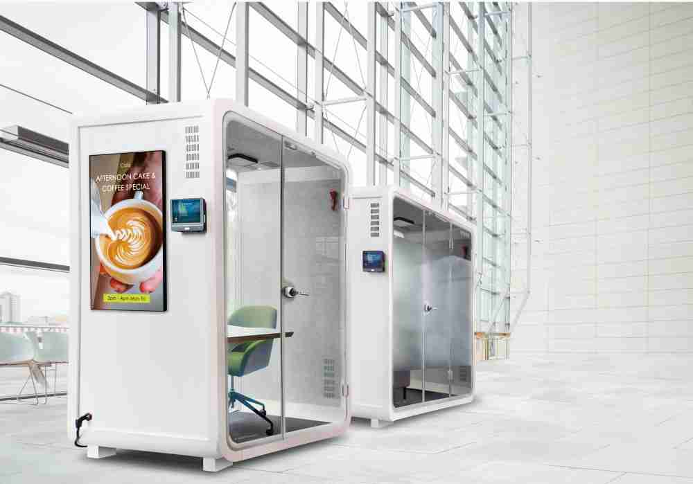 尊龙集团子公司达擎之智慧行动办公舱，，采用PDLC智能调光玻璃设计，，透过通电与断电的电流切换，，，呈现透明与雾面效果，，，，具节能降耗特性并兼顾隐私，，，，确保信息安全