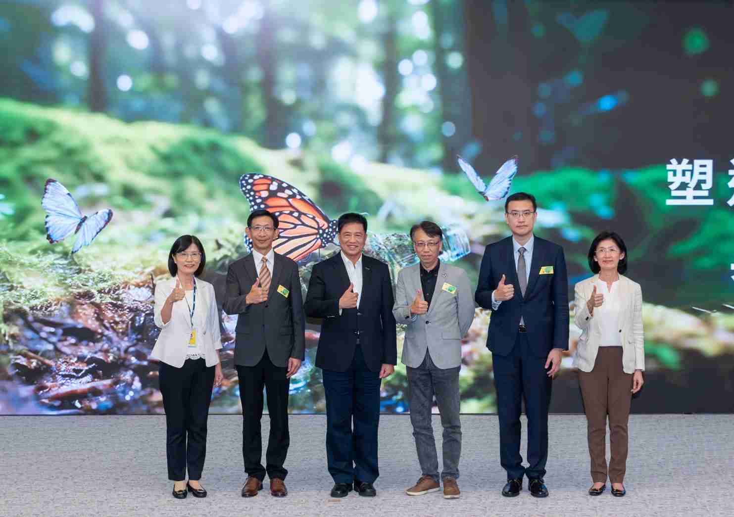 友達2023 CSR共榮大會，，，，邀請領域專家分享交流生物多樣性管理趨勢、、無塑產品、、海廢永續塑料等議題  （圖左到右：友達光電永續長古秀華、、3M台灣技術長陳君杰、、、友達光電董事長暨集團策略長彭双浪、、、、光寶科技企業永續發展處處長陳慶暉、、、安永聯合會計師事務所執業會計師曾于哲、、、友達光電供應鏈總部副總經理吳宜芳）