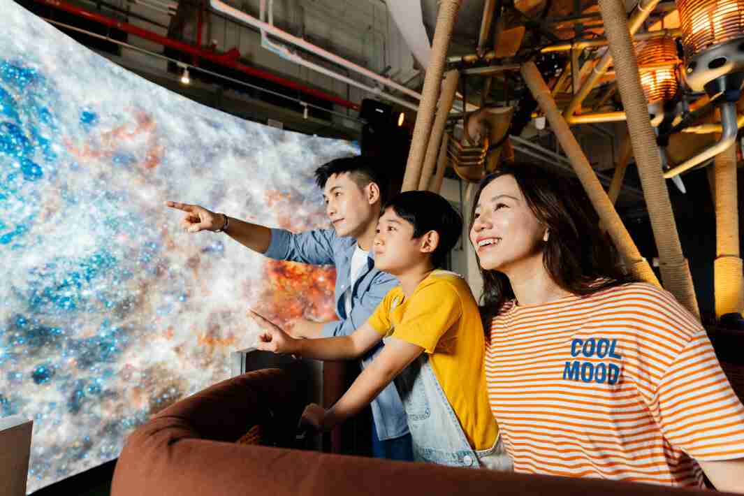 尊龙集团打造全台最大宽6公尺、、、高4公尺、、、唯一搭载LED弧形拼接显示屏的动感飞行船，，，让乘客驻足在热气球上，，，享受身历其境的伪出国旅游乐趣