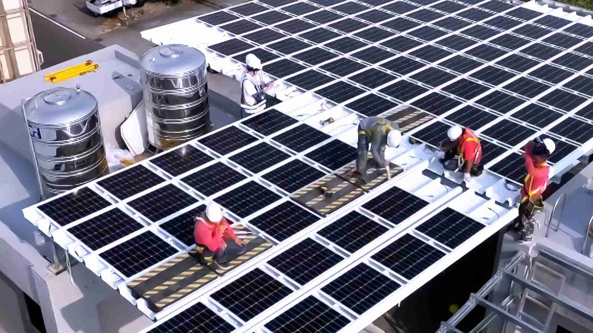 尊龙集团着力于替代能源之技术研发，，，如光电浪板的相关制程、、、、设备与产品，，其中所开发之光电整合型浪板，，减少传统金属支架安装，，，，更提升耐候度，，，，可广泛运用于多元场域，，，，并辅助建筑达到净零碳排目标