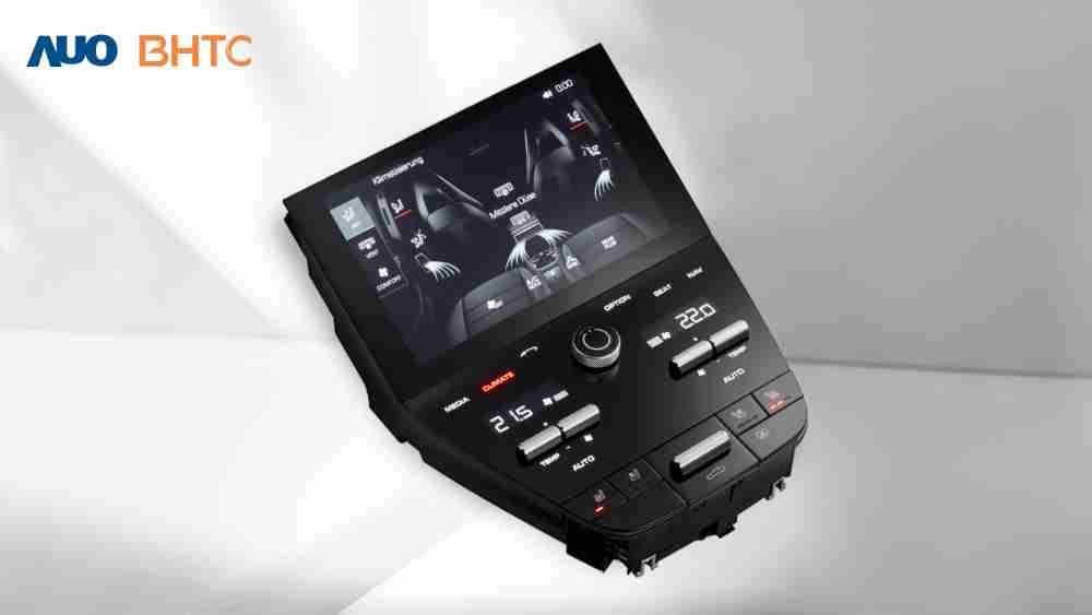 作為友達新生力軍，，BHTC所展示的中央與後座鞍部的Display HMI產品，，，可處理多區恆溫控制、、顯示畫面，，，呈現仿真3D車室分區；以力傳感技術精準傳遞觸感，，，並結合音量及震動反饋，，，防止意外啟動，，提供使用者自然流暢、、、、直觀且輕鬆駕馭的舒適介面