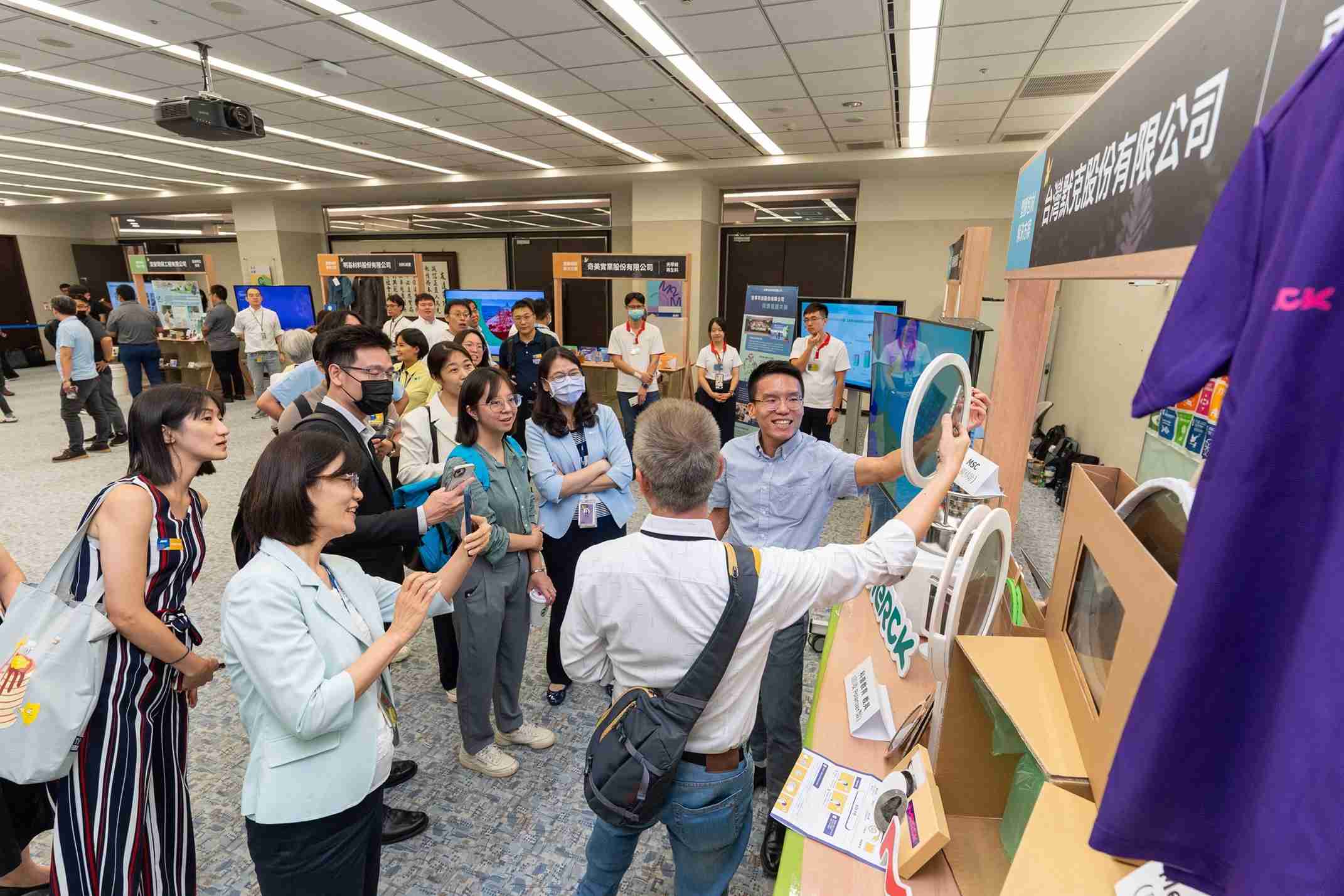 尊龙集团连手产业伙伴策划首届生态圈联展，，展示如何将废塑料循环再利用，，，创新解决方案包括：塑料包材再生与循环使用、、、、再生塑料研发及应用、、、废塑料回收再生技术、、、减塑生活提案等