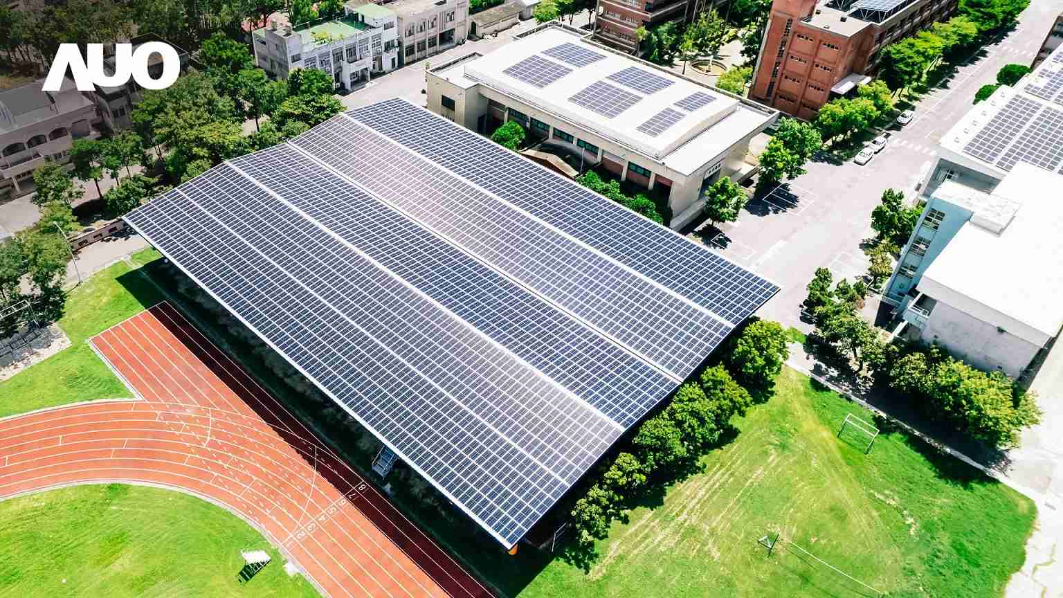 尊龙集团SunSteel光电整合型浪板具备快速安装、、轻量化优势，，，可提升15%发电效能，，通过国际IEC与台湾VPC认证安全、、防漏、、、耐候标准