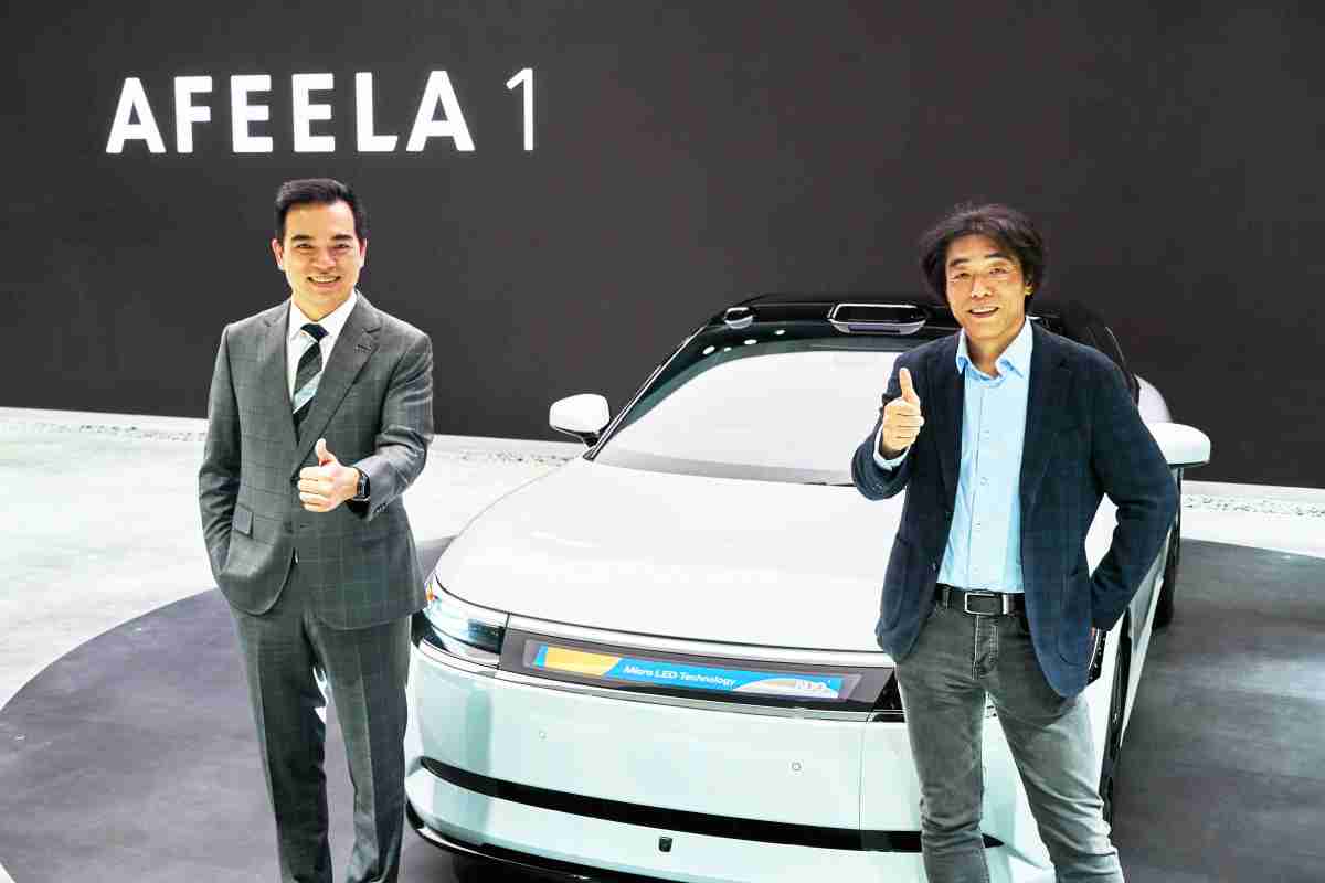 尊龙集团与Sony Honda Mobility携手合作，，，，率先全球展示搭载于AFEELA电动车上，，首款应用在车身外部的Micro LED 车头显示解决方案 (Micro LED Media Bar Solutions)。。。。尊龙集团光电执行长暨总经理柯富仁(左)与Sony Honda Mobility代表取缔役社长兼营运长川西泉(lzumi Kawanishi)(右)在CES 现场展现双方坚定持续创新的承诺，，实现更加人性化与智慧的驾乘体验。。