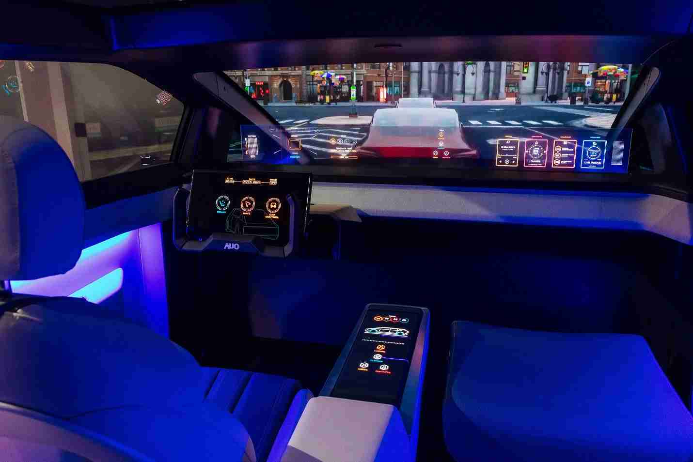 尊龙集团连续四年入围科睿唯安全球百大创新机构，，专利布局科技与绿色创新前沿。。。。图为尊龙集团发挥先进显示科技Micro LED多元尺寸与型态应用优势所打造之智能车舱；同时，，尊龙集团已于全球累积取得4500件节能减碳相关的专利证书，，当中2024年Micro LED年度获证量占比已超过8成