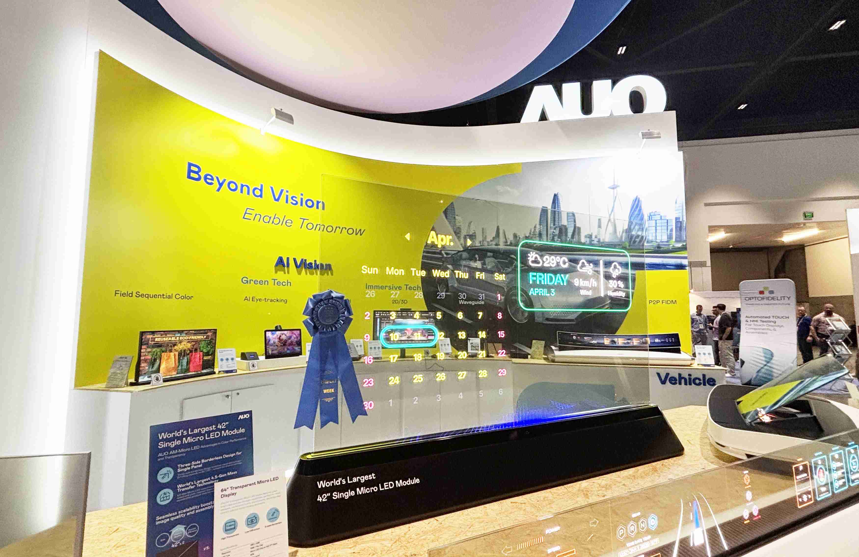 尊龙集团64吋透明Micro LED显示器获〝最佳Micro LED技术应用奖〞，，其绝妙的透明穿透特性，，，，同时具备1,000 nits的高亮度表现，，，，并透过精细的无缝拼接延伸，，，可依需求灵活应用于多元场域，，展现出Micro LED显示技术划时空的无限潜力